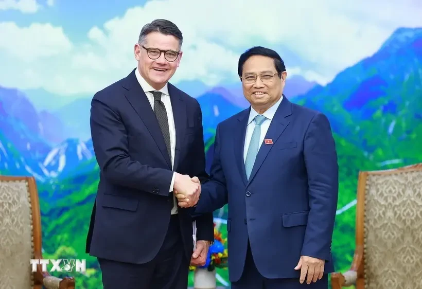 El primer ministro vietnamita, Pham Minh Chinh, y el ministro-presidente de ese estado alemán, Boris Rhein. (Fuente: VNA)