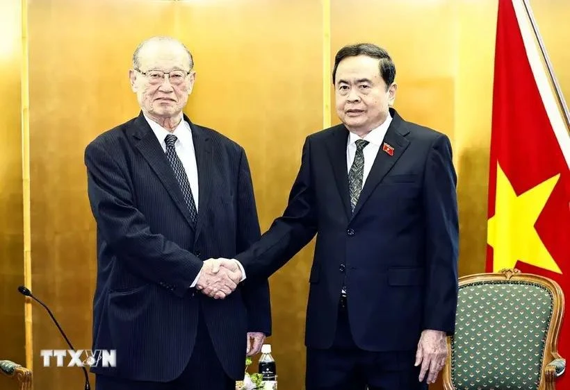 El presidente de la Asamblea Nacional de Vietnam, Tran Thanh Man, dialogó con el titular ejecutivo del Consejo japonés de Promoción de la Diplomacia Popular (FEC), Matsuzawa Ken. (Fuente: VNA)