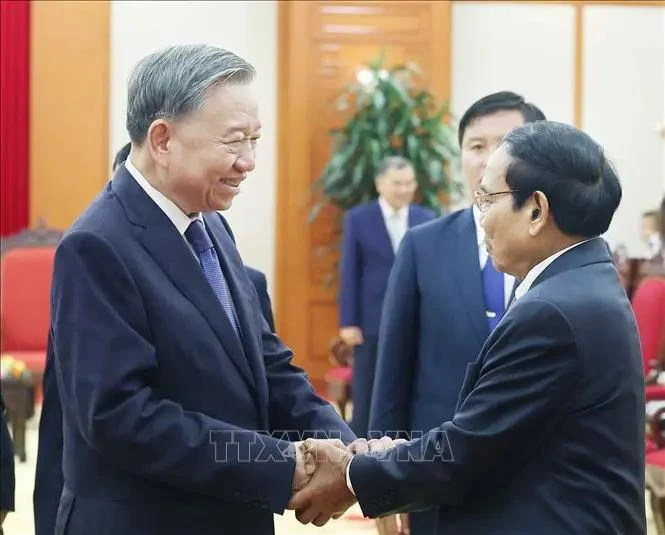 El secretario general del Partido Comunista de Vietnam, To Lam, recibe a Bounthong Chitmany, miembro permanente de la Secretaría del Comité Central del Partido Popular Revolucionario de Laos (PPRL) y vicepresidente estatal de Laos. (Fuente: VNA)