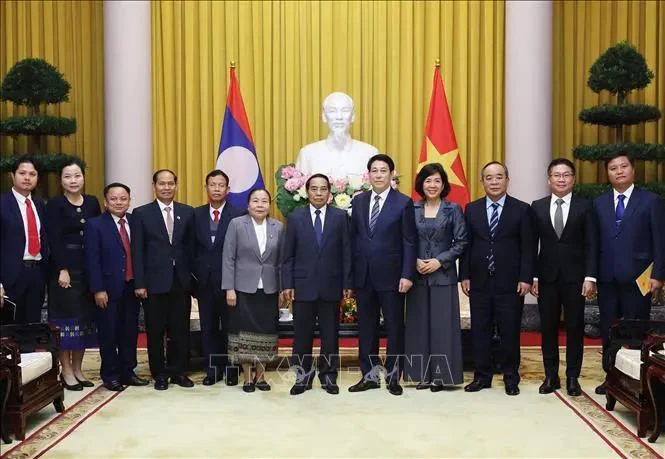 El presidente vietnamita, Luong Cuong, el miembro permanente de la Secretaría del Comité Central del Partido Popular Revolucionario de Laos (PPRL) y vicepresidente del país, Bounthong Chitmany, y delegados. (Fuente: VNA)