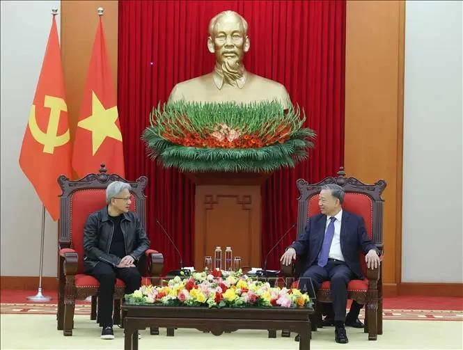 El secretario general del Partido Comunista de Vietnam (PCV), To Lam. recibe al fundador y presidente de NVIDIA, Jensen Huang. (Fuente: VNA)