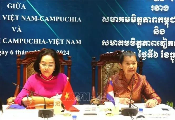 La presidenta de Asociación de Amistad Vietnam-Camboya, Nguyen Thi Thanh(izquierda), y la titular de la Asociación de Amistad Camboya-Vietnam, Men Sam An, en la conferencia. (Fuente: VNA)