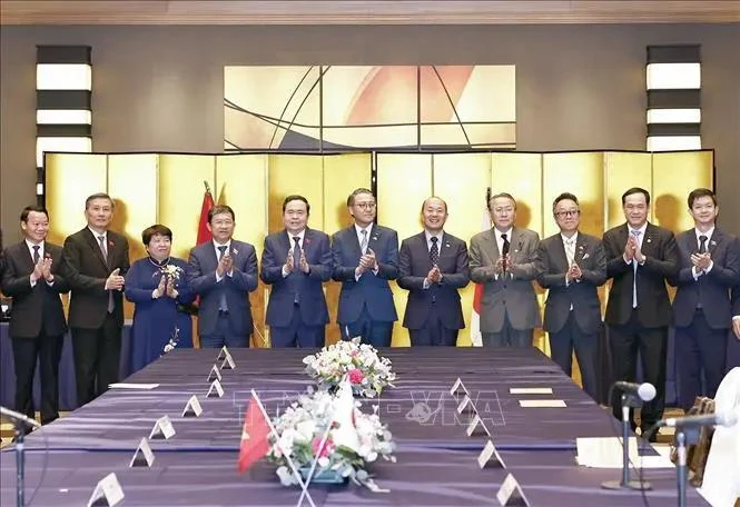 El presidente de la Asamblea Nacional, Tran Thanh Man, tomó fotografías de recuerdo con los delegados. (Fuente: VNA)