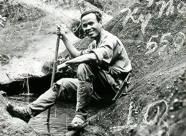 El periodista Luong Nghia Dung en el campo de batalla de Quang Tri. (Fuente: VNA)