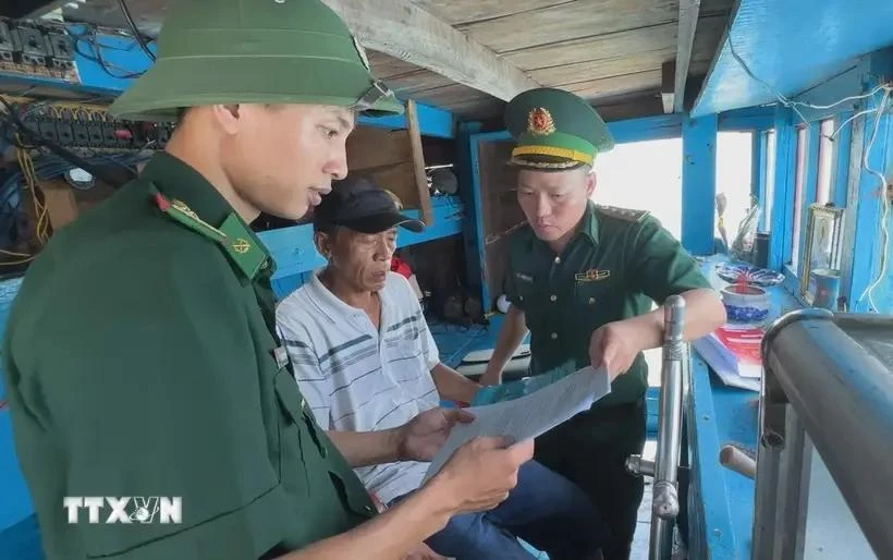 Las fuerzas competentes realizan la propaganda a los pescadores. (Fuente: VNA)