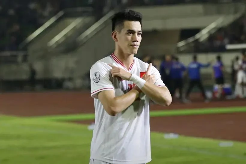 El delantero Tien Linh anota un gol en la victoria de 4-1 la selección nacional de fútbol de Vietnam ante su rival laosiano. (Fuente: ASEANfootball)