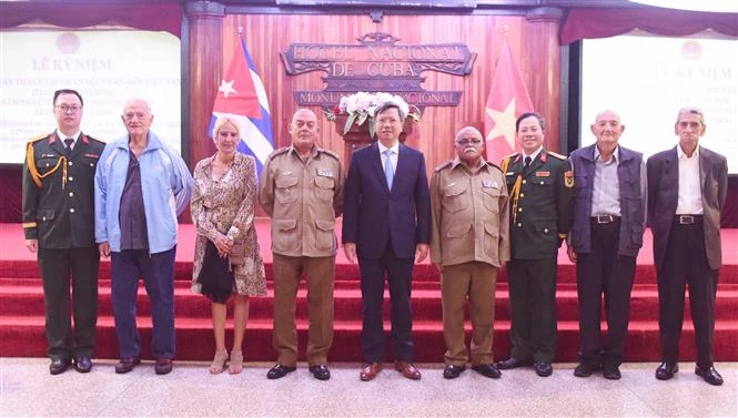 El embajador Le Quang Long y el coronel Bui Xuan Phong, agregado de defensa, se fotografiaron con veteranos cubanos que ayudaron a Vietnam. (Fuente: VNA)