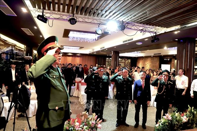 La Asociación de Veteranos de Vietnam en Berlín-Brandeburgo realiza la ceremonia de izamiento de la bandera en el acto conmemorativo al 80 aniversario de la fundación del Ejército Popular de Vietnam. (Fuente: VNA)