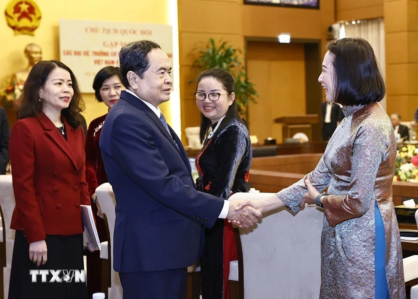 El presidente de la Asamblea Nacional de Vietnam, Tran Thanh Man, dialoga con nuevos jefes de agencias representativas de Vietnam en el extranjero. (Fuente: VNA)