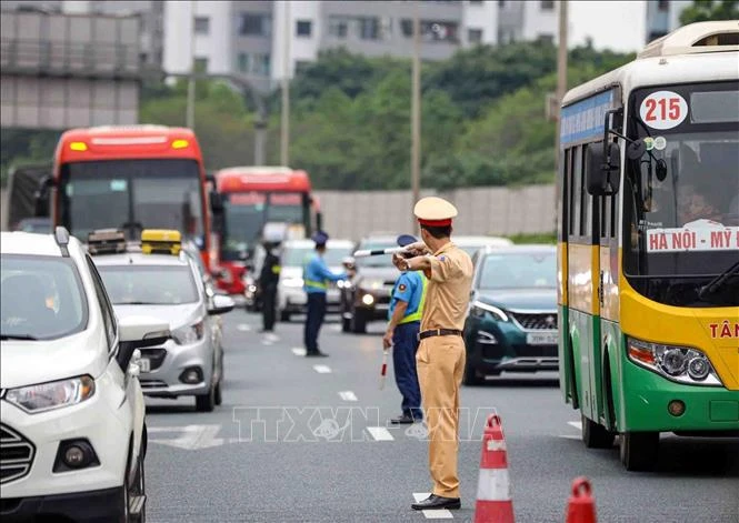 La policía de tránsito organiza el desvío y regulación del tránsito al final de la autopista Phap Van - Cau Gie hacia el centro de la capital, el 1 de mayo. (Fuente: VNA)