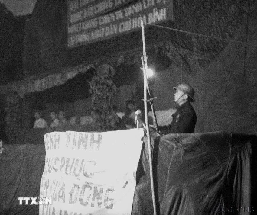 El general Vo Nguyen Giap pronuncia un discurso en la celebración de la victoria en el frente de Dien Bien Phu. (Foto: Archivos de VNA)