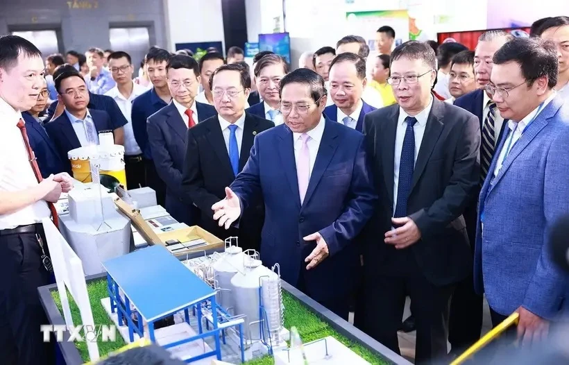 El primer ministro Pham Minh Chinh visita la exposición de productos con avances tecnológicos. (Fuente: VNA)