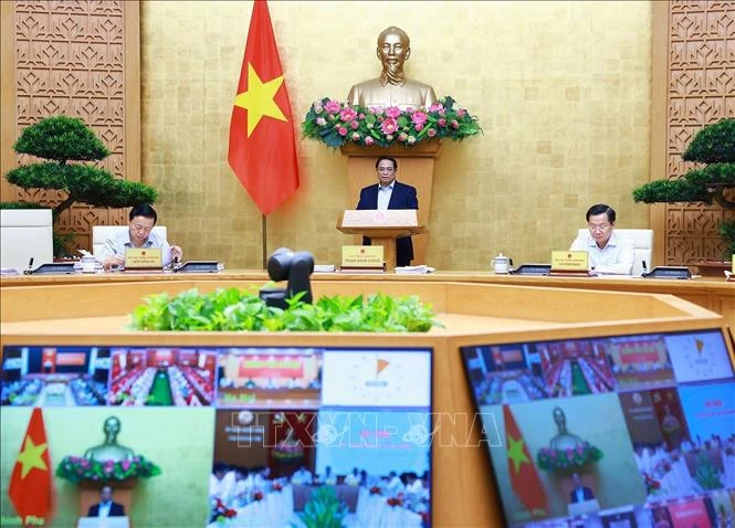 El primer ministro Pham Minh Chinh preside la reunión ordinaria del Gobierno correspondiente a junio de 2024. (Fuente: VNA)