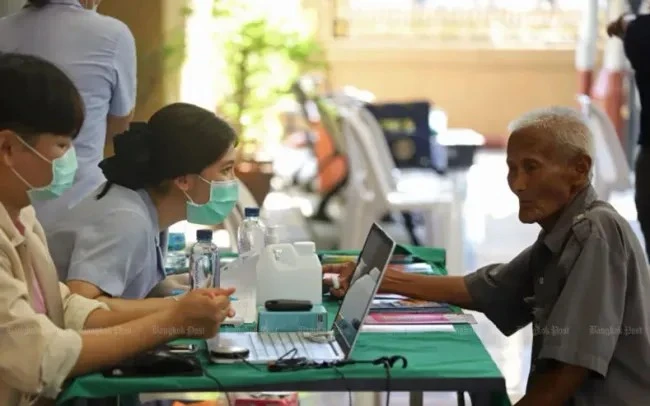 Personal médico y voluntarios realizan chequeos de salud gratuitos a personas mayores en Bangkok, 24 de febrero (Fuente: Bangkok Post)