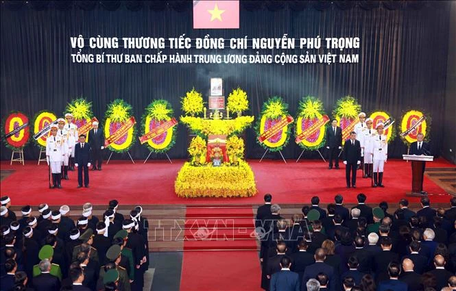 Ceremonia de homenaje póstumo al Secretario General Nguyen Phu Trong en la Casa Funeraria Nacional, en Hanoi. (Fuente: VNA)