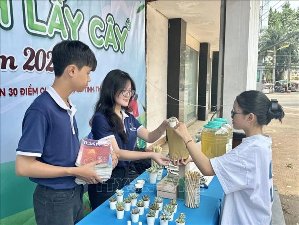 El programa "Intercambio de libros por árboles" en Gia Lai atrajo la participación de muchos jóvenes. (Fuente: VNA)