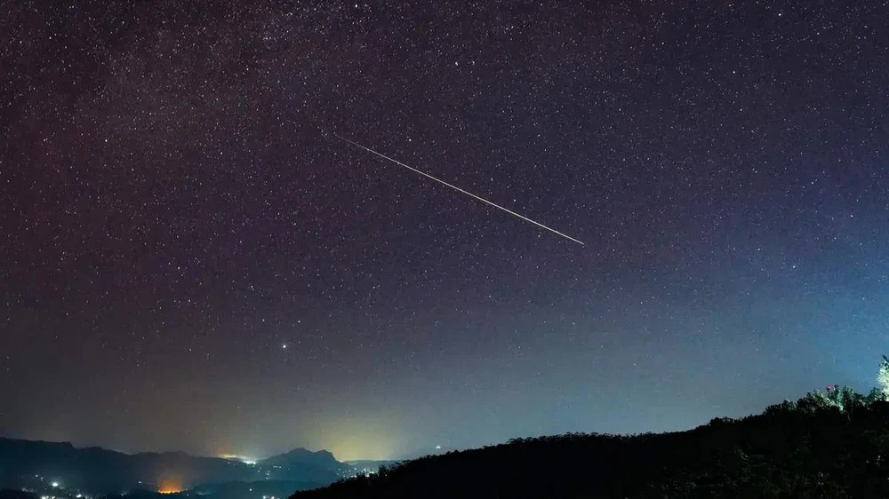 Un meteoro de las Perseidas visto en el cielo nocturno en Haputale, Sri Lanka, el 4 de agosto de 2024. (Fuente: space.com)