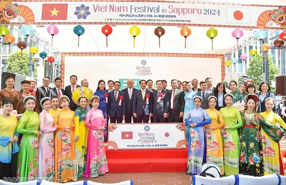 Los delegados que asisten al tercer Festival de Vietnam en la ciudad de Sapporo, Hokkaido, Japón, toman fotografías de recuerdo. (Fuente: baoquocte.vn)