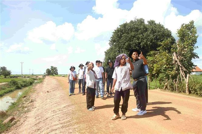 Miembros de la delegación entrevistan a testigos históricos del régimen genocida de Pol Pot en el sitio de Go Po Chey en el distrito de Kandeang, provincia de Pursat, Camboya (Fuente: VNA)