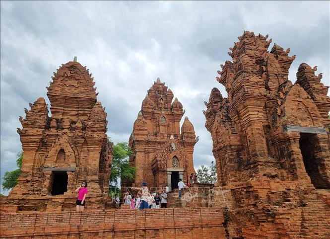 Los turistas visitan la torre Po Klong Garai, monumento arquitectónico y artístico nacional especial, distrito de Do Vinh, ciudad de Phan Rang - Thap Cham. (Fuente: baotintuc.vn)