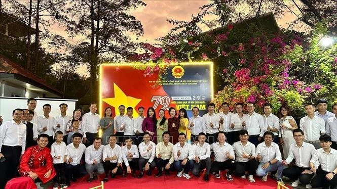 Toman fotos de recuerdo delegados e invitados en el acto por el 79º aniversario del Día Nacional de Vietnam en Tanzania (Fuente: VNA)