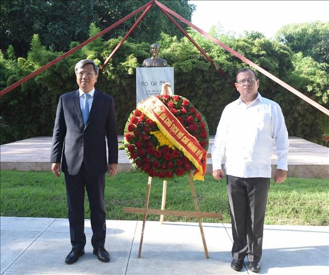 El embajador Le Quang Long y el presidente del ICAP, Héroe cubano Fernando González Llort. (Fuente: VNA)