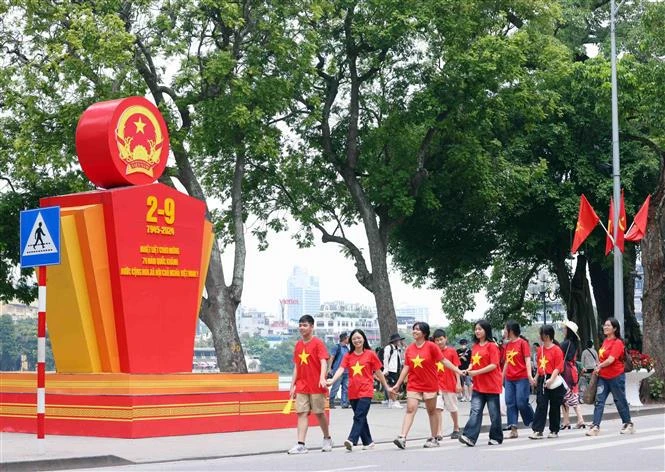 Ciudadanos en la zona peatonal del lago Hoan Kiem, en Hanoi. (Fuente: VNA)