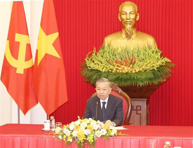 El secretario general del Partido Comunista de Vietnam y presidente del país, To Lam, mantiene una llamada telefónica con el presidente surcoreano, Yoon Suk Yeol. (Fuente: VNA)