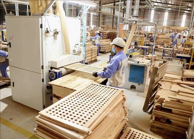 Producción de muebles de madera para exportación al mercado estadounidense en la compañía Trieu Phu Loc, provincia de Binh Duong. (Fuente: VNA)