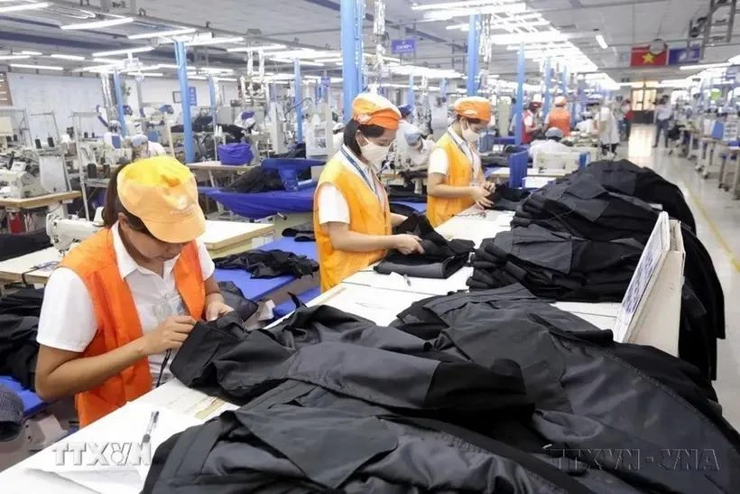 Producción de prendas de vestir en la Corporación Textil 10 en Sai Dong, distrito de Long Bien, Hanoi. (Fuente: VNA)