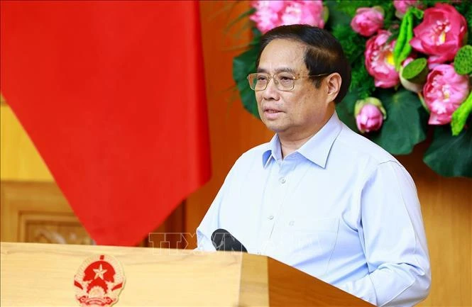 El primer ministro Pham Minh Chinh preside la reunión del Comité Directivo para revisar y abordar los problemas en documentos legales. (Fuente: VNA)