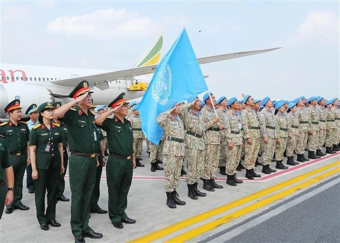 Líderes del Departamento de Operaciones de Mantenimiento de la Paz de Vietnam, representantes de las agencias del Ministerio de Defensa en la ceremonia de bienvenida de la segunda rotación de la unidad de ingeniería militar de regreso al país (Fuente: VNA)