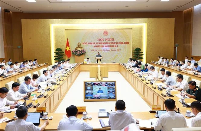 El primer ministro Pham Minh Chinh preside una conferencia para resumir el trabajo de prevención, lucha y superación de las consecuencias de la tormenta Yagi (Fuente: VNA)