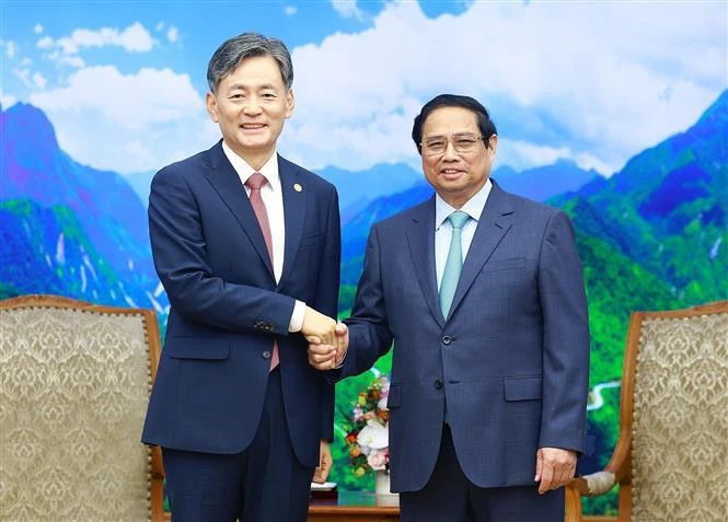 El primer ministro vietnamita, Pham Minh Chinh, (D) y el comisionado general de la Agencia Nacional de Policía de Corea del Sur, Cho Ji-ho. (Fuente: VNA)