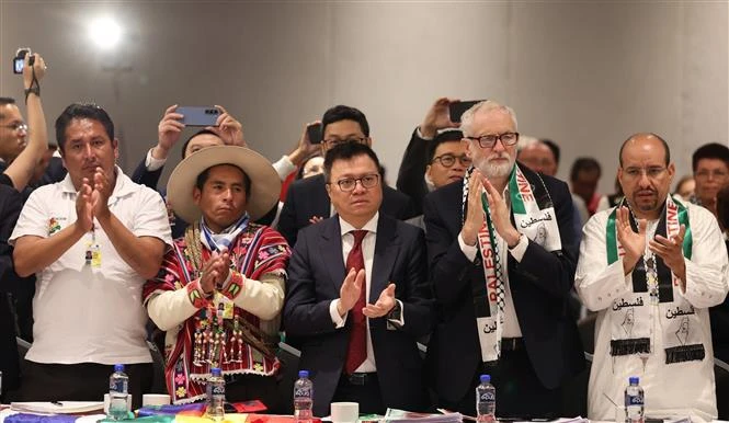 El miembro del Comité Central del Partido Comunista de Vietnam y el subjefe de su Comisión de Propaganda y Educación, Le Quoc Minh, (en el centro) participa en la XXVIII conferencia internacional “Partidos políticos y una nueva sociedad” en la Ciudad de México. (Fuente: VNA)