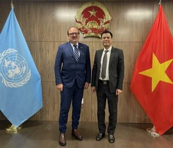 El embajador Dang Hoang Giang, jefe de la delegación de Vietnam ante las Naciones Unidas (ONU) y Andreas Schaal, director de Relaciones y Cooperación Globales de la OCDE en la reunión en Nueva York. (Fuente: VNA)