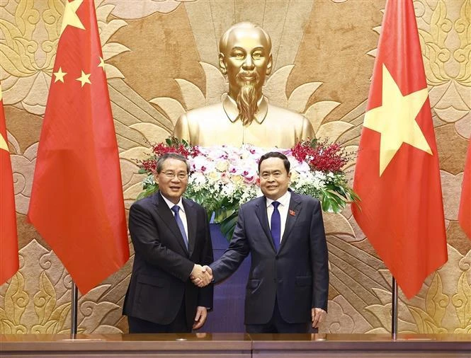 El presidente de la Asamblea Nacional vietnamita, Tran Thanh Man, (D) y el primer ministro chino, Li Qiang (Fuente: VNA)