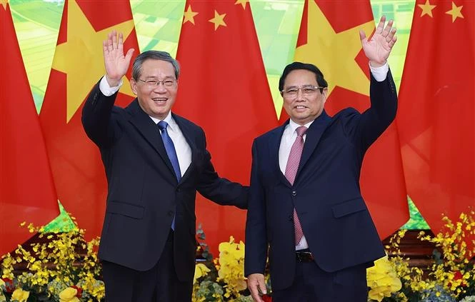 El primer ministro vietnamita, Pham Minh Chinh, y su par chino, Li Qiang, se toman una fotografía juntos antes de las conversaciones. (Fuente: VNA)