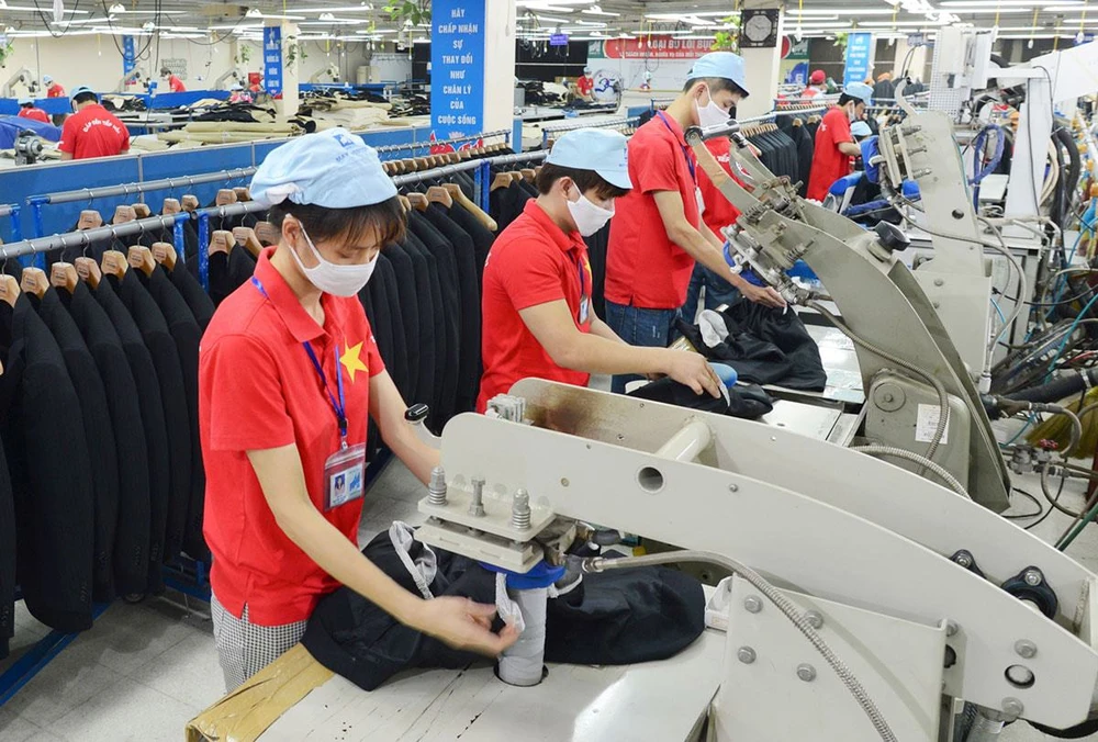 Producción de prendas de vestir para exportación en Corporation Textil May 10 (Foto: hanoimoi.vn)