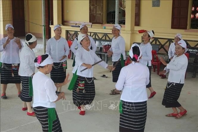 En la comuna de Giai Xuan, distrito de Tan Ky, se han establecido clubes de gong, canto, baile y tejido de hamacas. (Fuente: VNA)