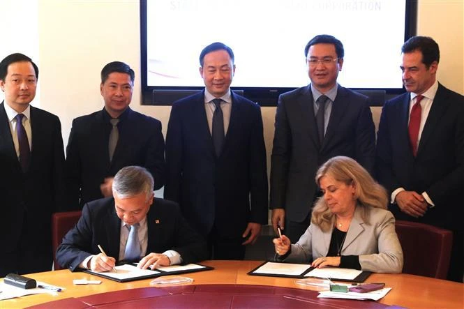 Nguyen Quoc Huy, director general de SCIC, y Michal Ron, en representación de SACE, firmaron el MoU sobre cooperación entre las dos partes. (Fuente: VNA)