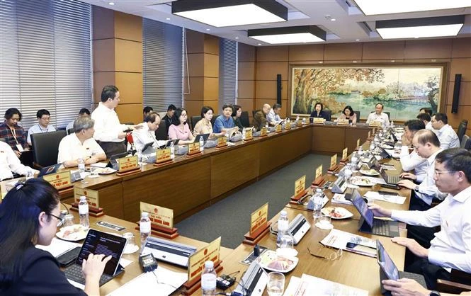 Delegación de los diputados a la Asamblea Nacional de Hanoi discute en grupo. (Fuente: VNA)