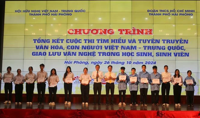 El comité organizador entrega obsequios a los estudiantes con excelentes logros académicos vietnamitas y chinas en Hai Phong. (Fuente: VNA)