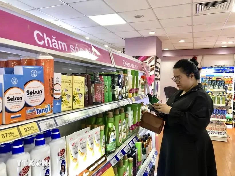 Los consumidores de Ciudad Ho Chi Minh dan prioridad a la compra de productos que participan en la campaña de consumo ecológico. (Fuente: VNA)