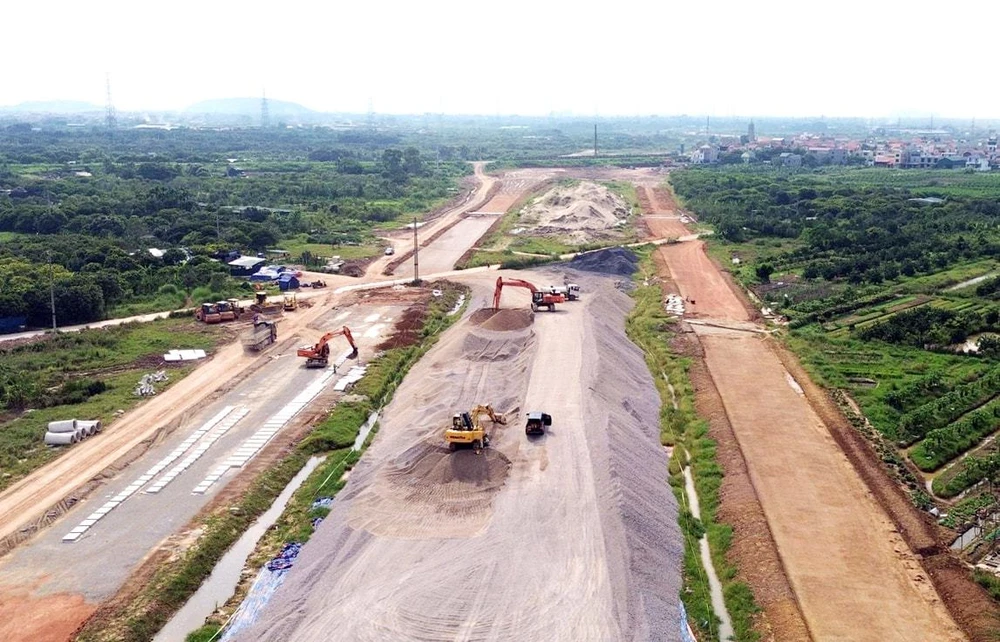 Se construyen la carretera de circunvalación 4 - Región de la capital de Hanoi (tramo que pasa por el distrito de Quoc Oai). (Fuente: VNA)