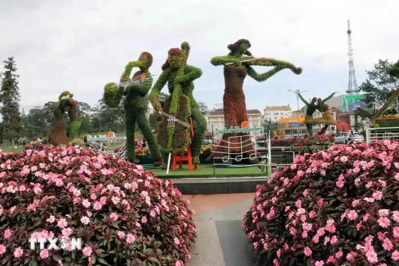 Paisajes en miniatura muy singulares hechos de plantas y flores extremadamente singulares en el Festival de las Flores de Dalat de 2022. (Fuente: VNA)