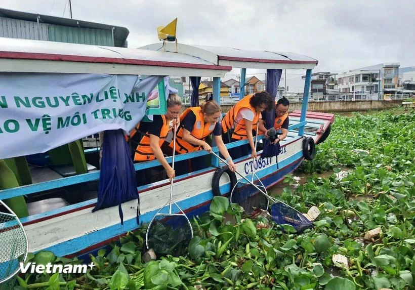 Actividades de recogida de residuos y saneamiento ambiental en el mercado flotante de Cai Rang, distrito de Ninh Kieu. (Foto: Vietnam+)