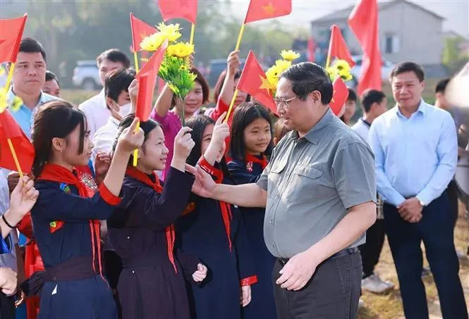 El primer ministro de Vietnam, Pham Minh Chinh, asiste al Festival de Gran Unidad Nacional en el poblado de Na Sam, distrito de Van Lang, provincia de Lang Son. (Fuente: VNA)