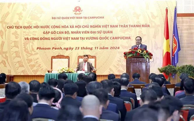 El presidente de la Asamblea Nacional de Vietnam, Tran Thanh Man, habla en una reunión con el personal de la Embajada de Hanoi y representantes de la comunidad coterránea en Camboya. (Foto: VNA)