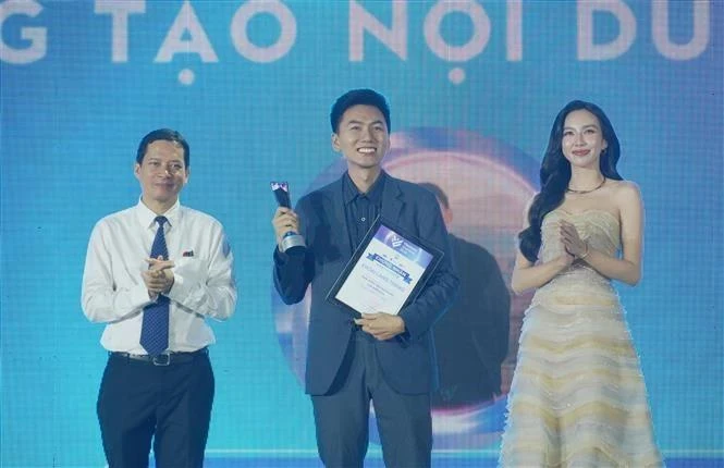 El youtuber Khoai Lang Thang (centro) recibe el premio al “creador de contenido del año” en los Vietnam iContent Awards 2024. (Foto: VNA)